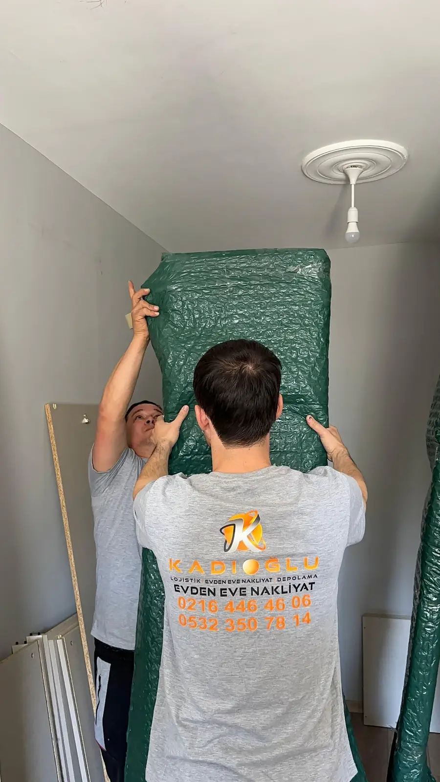 Kadıoğlu ekibi gardırobu balonlu naylonla paketliyor